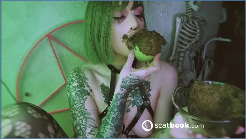 Sweet Betty Parlour's Scat Delights on Apples - scat video op OranjeScat