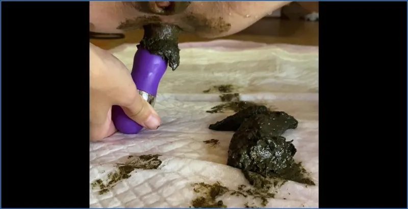 Veronika smeert een flinke lading scat op haar schaambot - scat video op OranjeScat