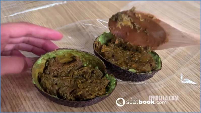 Ella Dearest stopt zich vol met avocado en perst daarna flink scat uit downloaden op OranjeScat