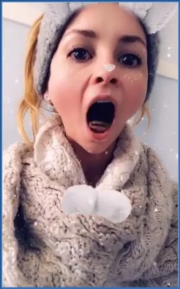 LilbuttLex eats her own scat with pleasure downloaden op OranjeScat