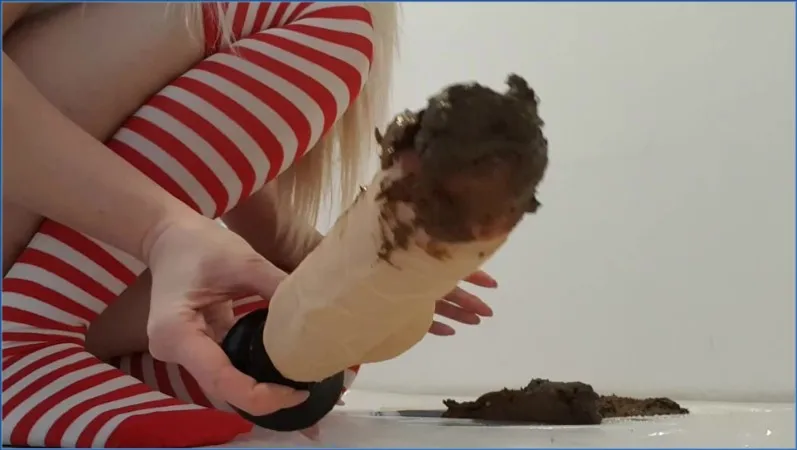 Thefartbabes geeft met kerst een harde straf aan een pik downloaden op OranjeScat