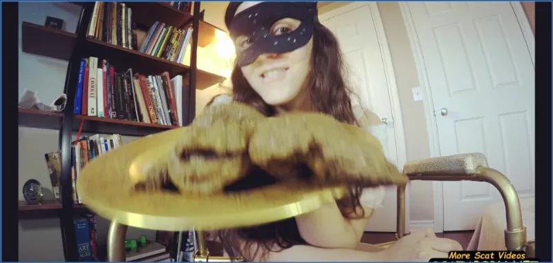 Love Rachelle serveert vers van haar kont op een bord - scat video op OranjeScat
