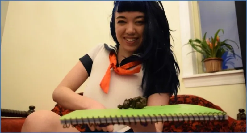 PrincessPuckie poept brutaal in haar schoolmeisjesoutfit downloaden op OranjeScat