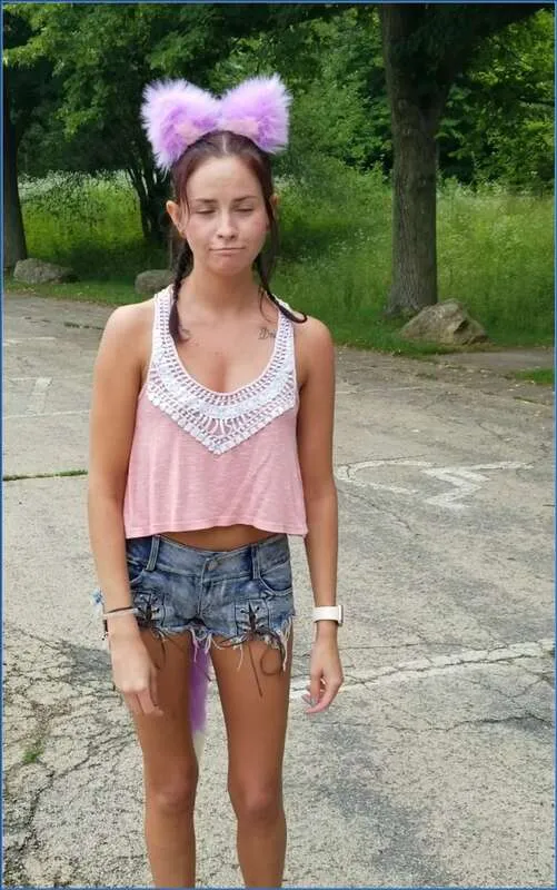 LilbuttLex op wandelfotoshoot drinkt haar eigen urine - scat video op OranjeScat