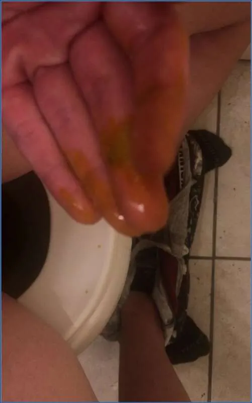 Missellie speelt solo met scat en urine en smeert zichzelf in downloaden op OranjeScat