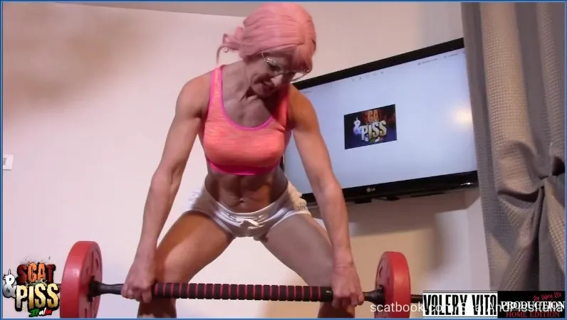 Valery Vita's nat fitnesstraining met urine en scat - scat video op OranjeScat