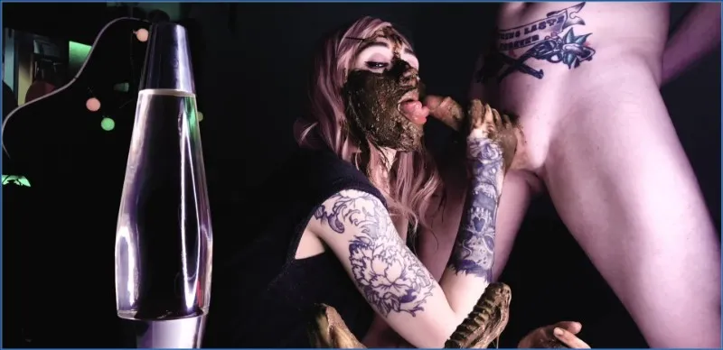 Dirty Betty smeert dikke ontlasting met dildo en pik downloaden op OranjeScat