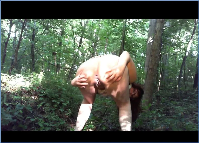 Lindzy Poop Girl plast en perst een dikke drol buiten - scat video op OranjeScat