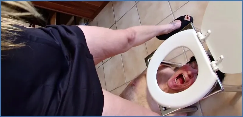 Lady Amy serveert haar toiletslaaf verse ontlasting als bijzonder maal - scat video op OranjeScat