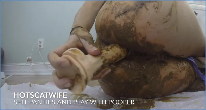 HotScatWife poept in haar slip en speelt met haar kontgat - scat video op OranjeScat