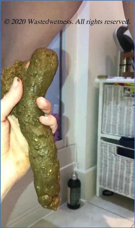 Wastedwetness en de reusachtige scat-verrassing van haar vrouw - scat video op OranjeScat