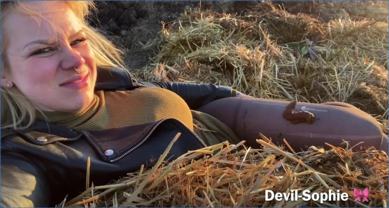 Devil Sophie wordt op de mesthoop vollgepist en doorweekt met gouden regen - scat video op OranjeScat