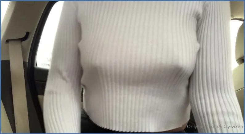 Kitsy Vixen laat in de auto scheten - Car Farts 2 - scat video op OranjeScat