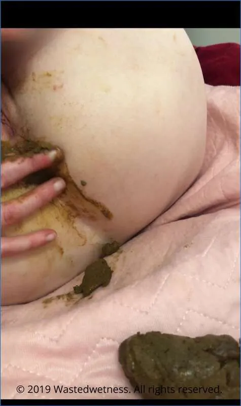 Wastedwetness en haar vrouw bij lesbisch scat zuigen met verse poep downloaden op OranjeScat