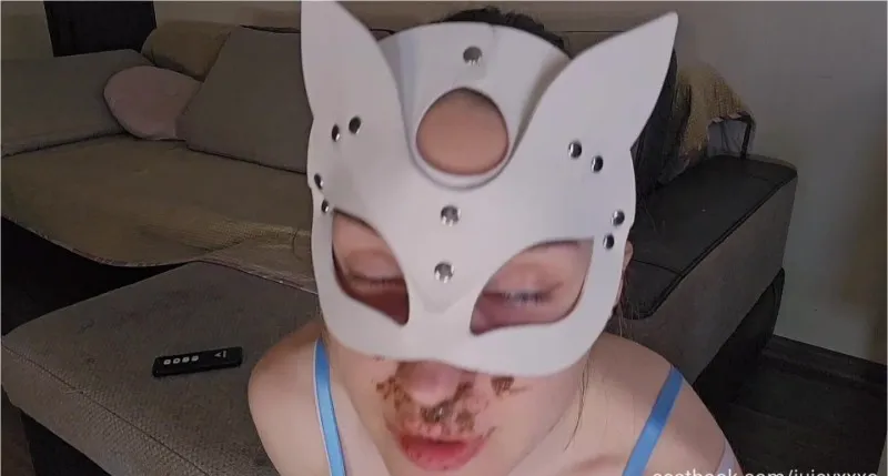 Juicy XXXO besmeert zichzelf volledig met scat en anaal - scat video op OranjeScat