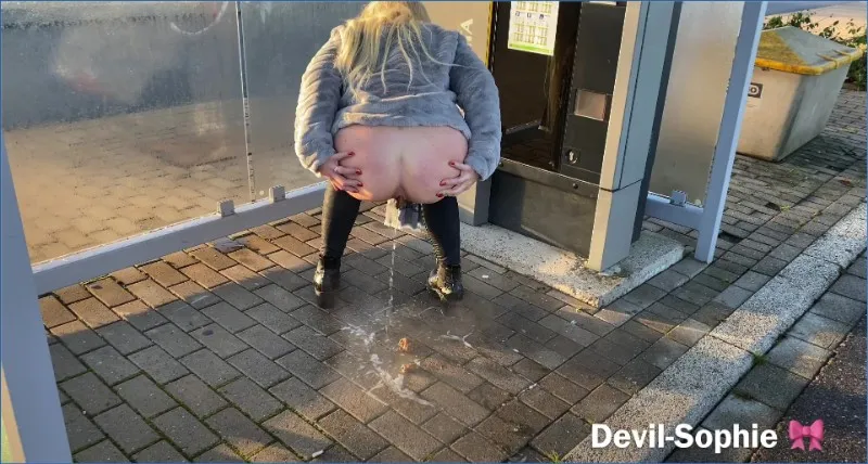 Devil Sophie schijt bij de kaartjesautomaat en smeert alles vol - scat video op OranjeScat