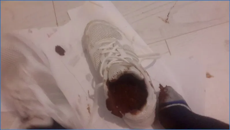 Thefartbabes maakt haar sneakers vies met scat - scat video op OranjeScat