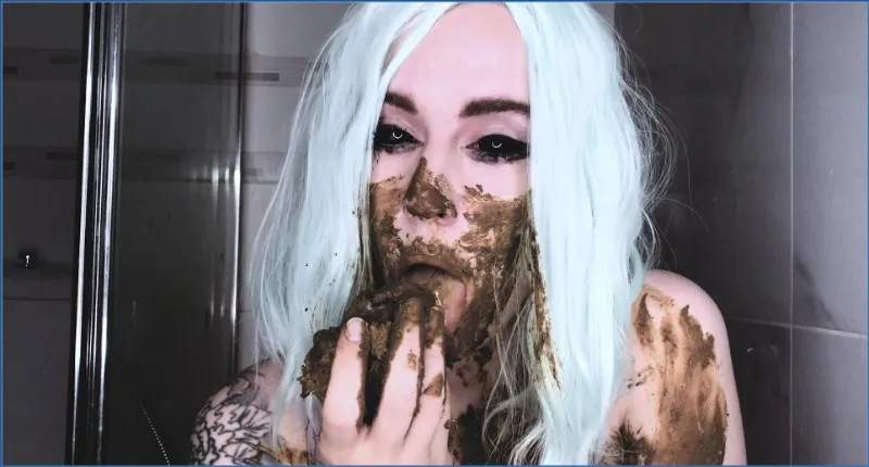 SweetBettyParlour als monsterwijf schijt en speelt met haar kont - scat video op OranjeScat