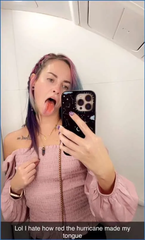 LilbuttLex reinigt haar anaalplug met haar mond na het spelen - scat video op OranjeScat