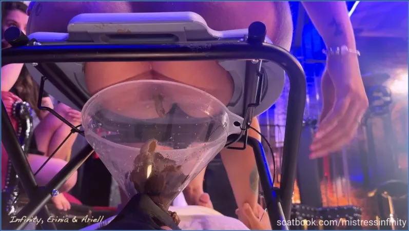 Miss Infinity en meestressen schijten slaaf direct in de mond - scat video op OranjeScat