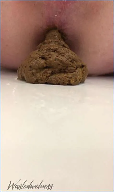 Wastedwetness smeert bruine massa uit en perst een dikke hoop - scat video op OranjeScat