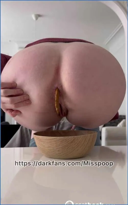 Miss Poop en het plotselinge noodgeval - scat laat niet wachten - scat video op OranjeScat