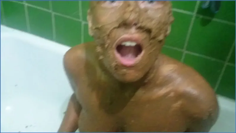 Brown Wife volledig ingesmeerd met scat - echte rariteit - scat video op OranjeScat