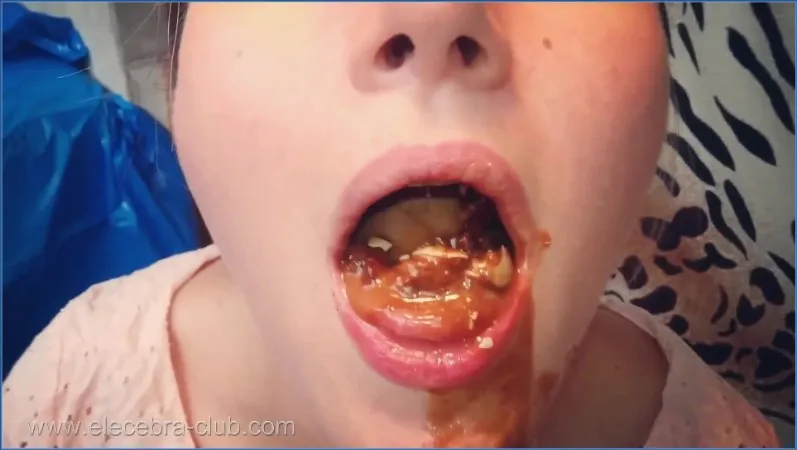 Elecebra snoept haar zoete scat-candies voor de camera downloaden op OranjeScat