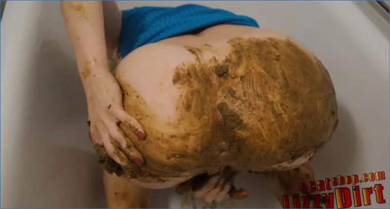 LizzyDirt perst haar scat vies in close-up naar buiten - scat video op OranjeScat