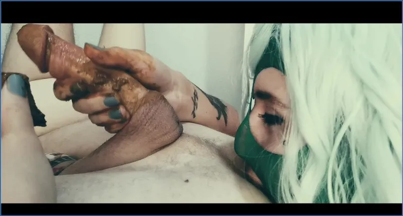 SweetBettyParlour wroet in de ontlasting en smeert alles breed uit - scat video op OranjeScat