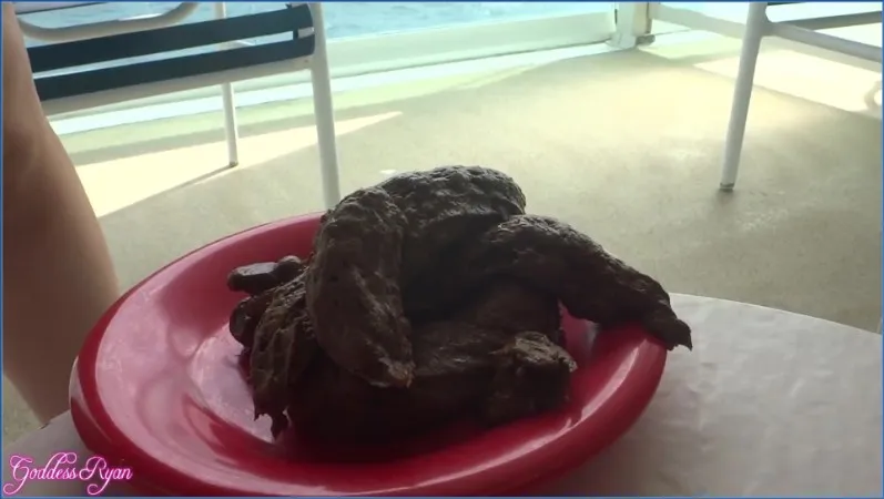 Goddess Ryan poept frontaal op het cruisebalkon in het openbaar - scat video op OranjeScat