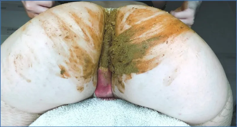 SweetBettyParlour combineert ontlasting met menstruatiebloed bij het insmeren - scat video op OranjeScat