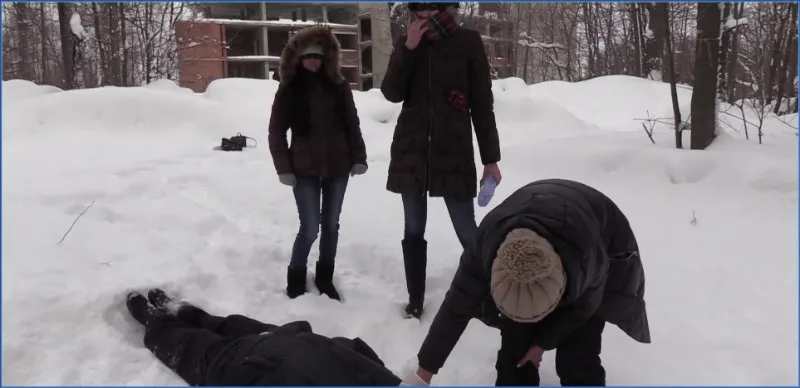 MilanaSmelly gebruikt haar toiletslaaf in het besneeuwde park - scat video op OranjeScat