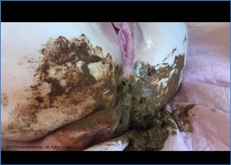 Wastedwetness spuit en maakt zich solo vies met scat - scat video op OranjeScat