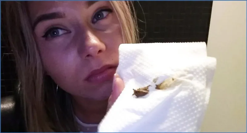 HotDirtyIvone laat haar stinkende ontlasting buiten in het openbaar - scat video op OranjeScat