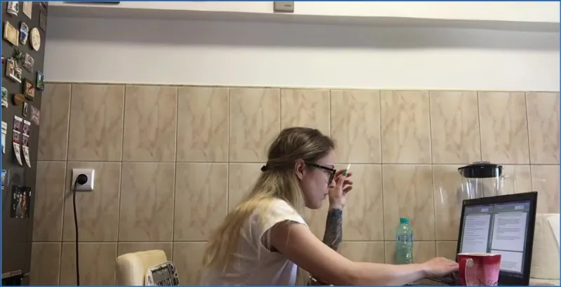 Josslyn Kane perst haar hoop in het kleine keukenafwasbakje downloaden op OranjeScat