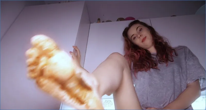HotDirtyIvone laat haar vieze voeten schoonlikken - scat video op OranjeScat