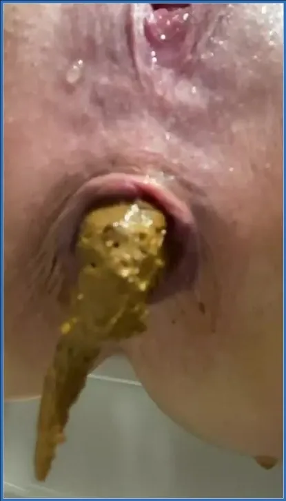 Scat Princess toont haar ontlasting in extreme close-up - scat video op OranjeScat