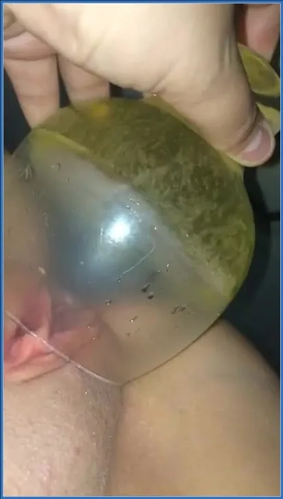 Filthy Skye smeert scat en toont gapend gat met grote tieten - scat video op OranjeScat