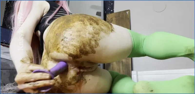 KnkyKttn97 plast zichzelf nat en maakt haar kont vies - populaire scat video op OranjeScat