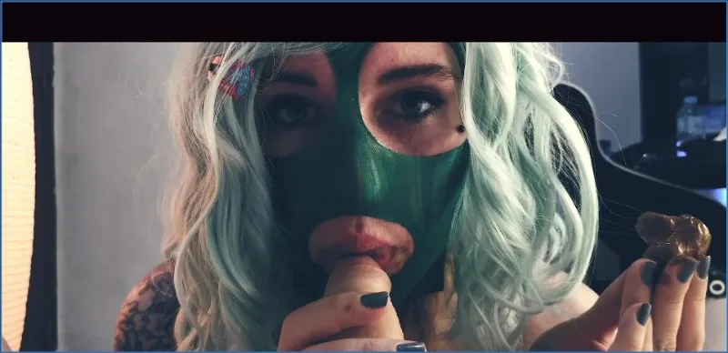 Dirty Betty slikt haar ontlasting met het groene masker - scat video op OranjeScat