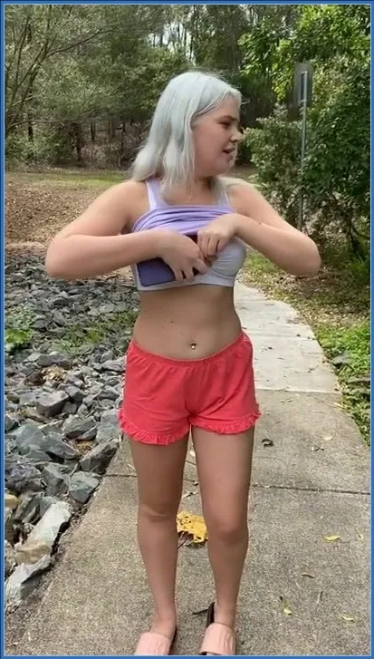 Filthy Skye bedekt zichzelf met ontlasting en stopt toy diep in POV - scat video op OranjeScat