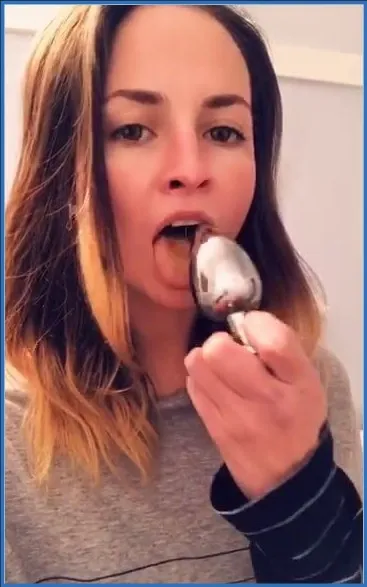 LilbuttLex likt haar buttplug schoon na het anaalspel - scat video op OranjeScat
