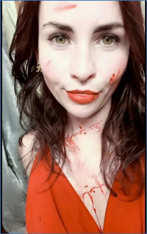 LilbuttLex likt haar plug schoon op het Halloween feest - scat video op OranjeScat