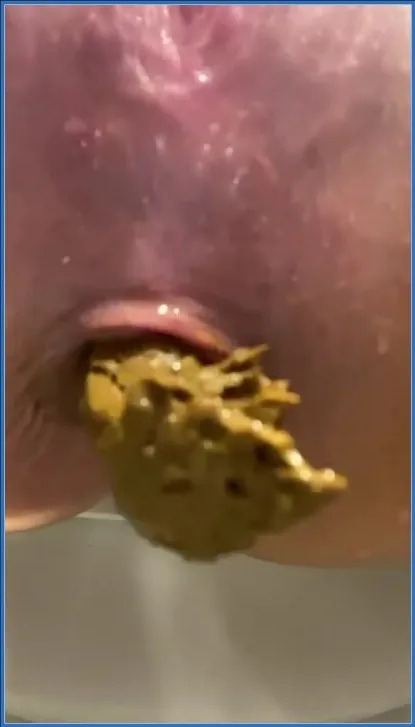 Scat Princess toont een korte close-up van haar ontlasting - scat video op OranjeScat