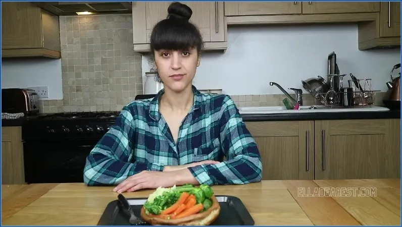 Ella Dearest serveert een vies zondagsmaal met scat - scat video op OranjeScat