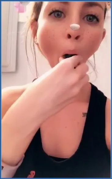 LilbuttLex likt haar anaalkogelketting schoon na het eruit trekken - scat video op OranjeScat