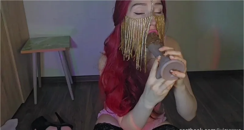 Juicy XXXO vies anaal en besmeert zichzelf met scat - scat video op OranjeScat