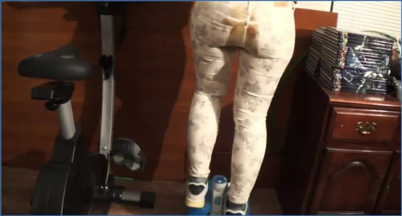 DirtyBetty bij shit training met volgescheten broekje - scat video op OranjeScat