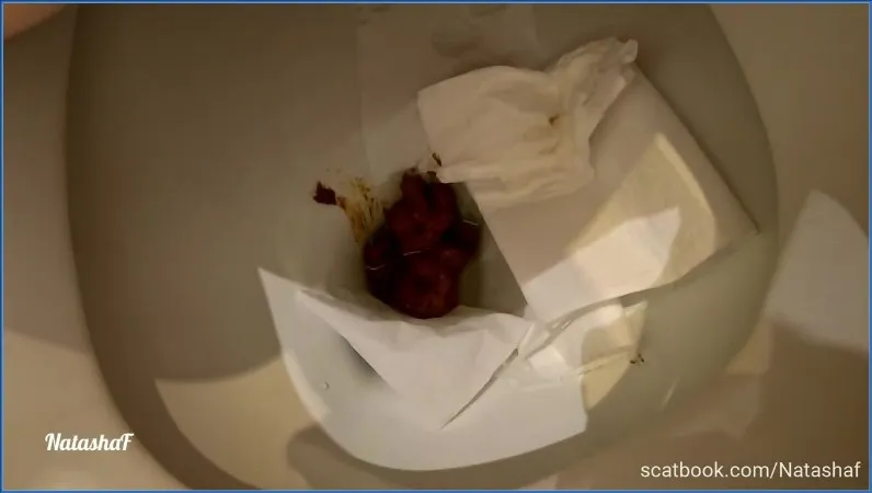 NatashaF zet na de lunch een flinke drol af - scat video op OranjeScat